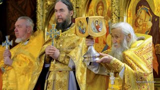 Схиархимандрит Илий (Ноздрин) возглавляет Божественную литургию на Оптинском подворье в СПб.