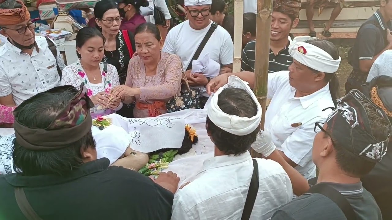 UPACARA  PENGABENAN NI KETUT SUTINI