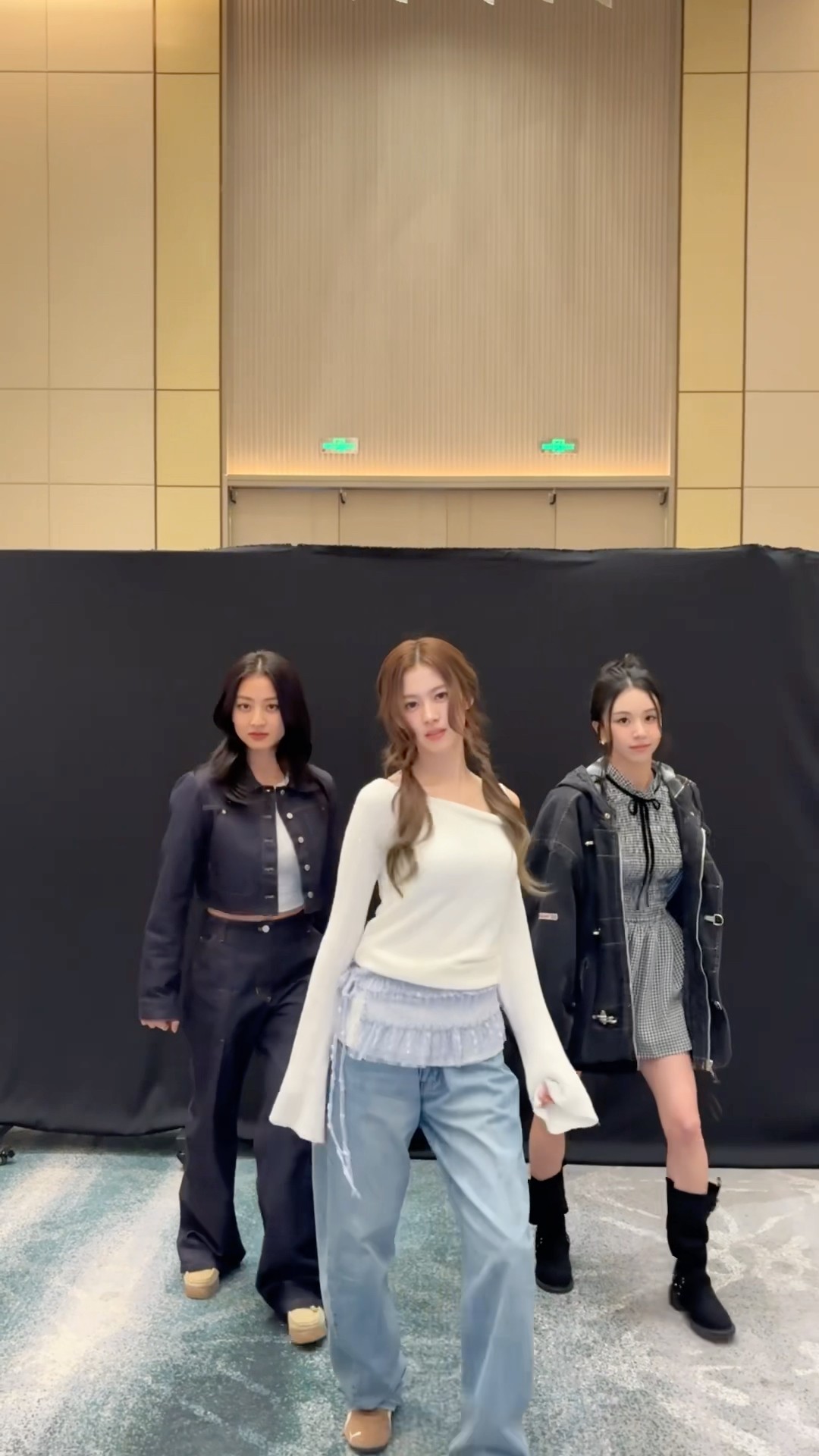 Step in, step out, always this move ??#TWICE #트와이스 #kendricklamar #superbowl