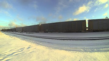 CSX 5225 leads train (CSX Q285)