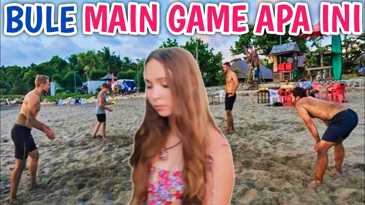 Bule Main Spike Ball di Pantai Legian