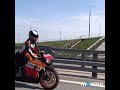 Девушка на Kawasaki ninja танцует в потоке. Лёша Свик малиновый свет.