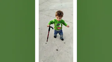 الصبي الصغير يمشي على العكازه 