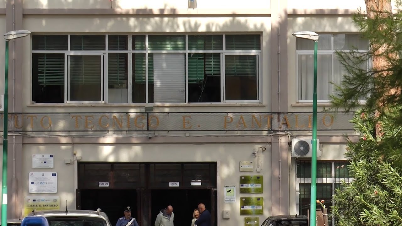 Torre del Greco, è morto lo studente precipitato dall'istituto Pantaleo