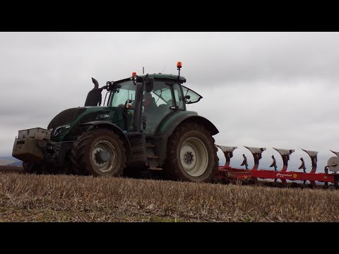 Valtra T174 Ploughing