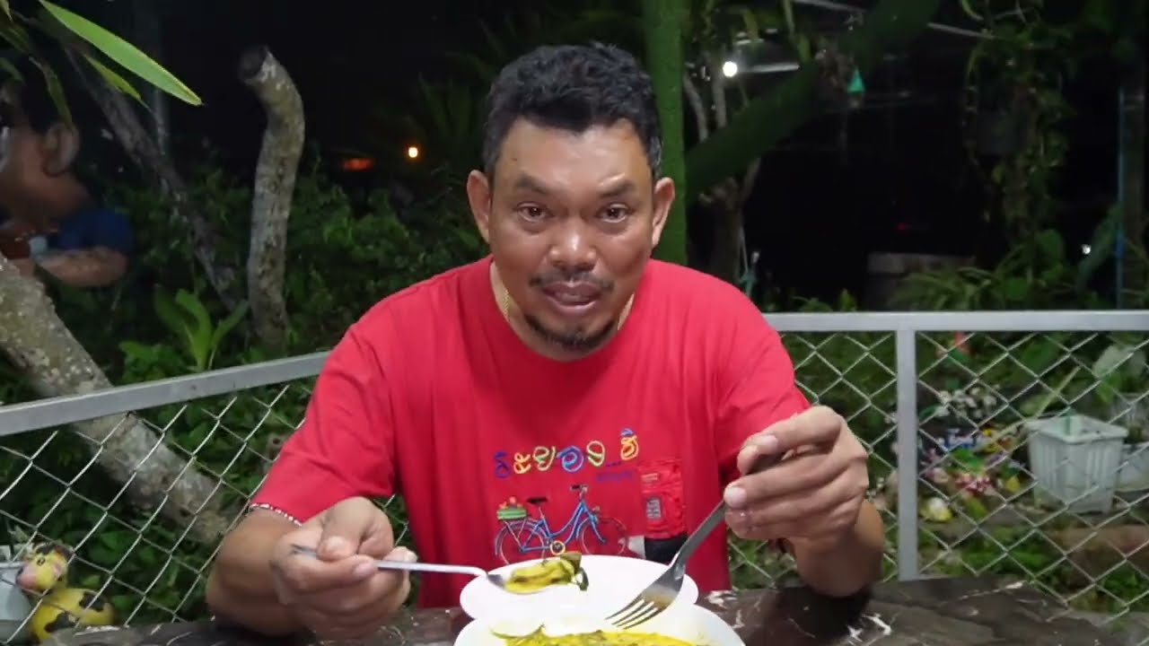 แกงคั่วหอยแมลงภู่ หอยแมลงภู่ตัวใหญ่ๆ น้ำพริกแกงเข้มข้น รสชาติกลมกล่อม โหน่งโชว์