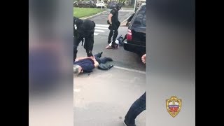 Download lagu В Москве сотрудники полиции задержали четверых подозреваемых в вымогательстве В Москве сотрудники полиции задержали четверых подозреваемых в вымогательстве