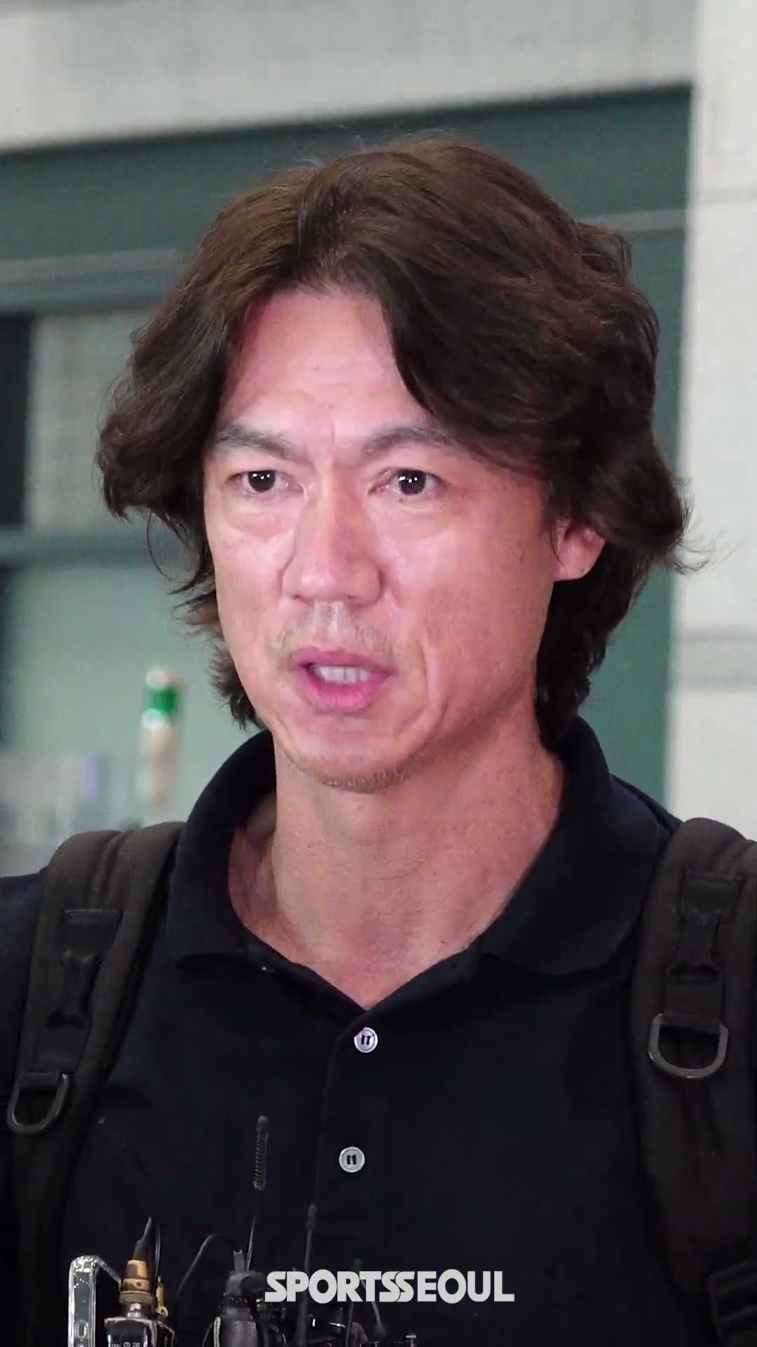 유럽 강행군? 충혈된 눈으로 입국하는 홍명보 감독