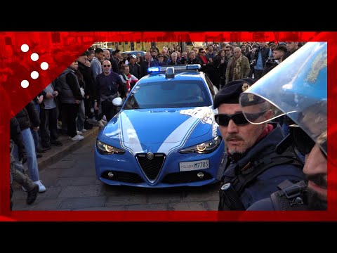 Caos in Piazza Duomo, volante polizia va via con un fermato