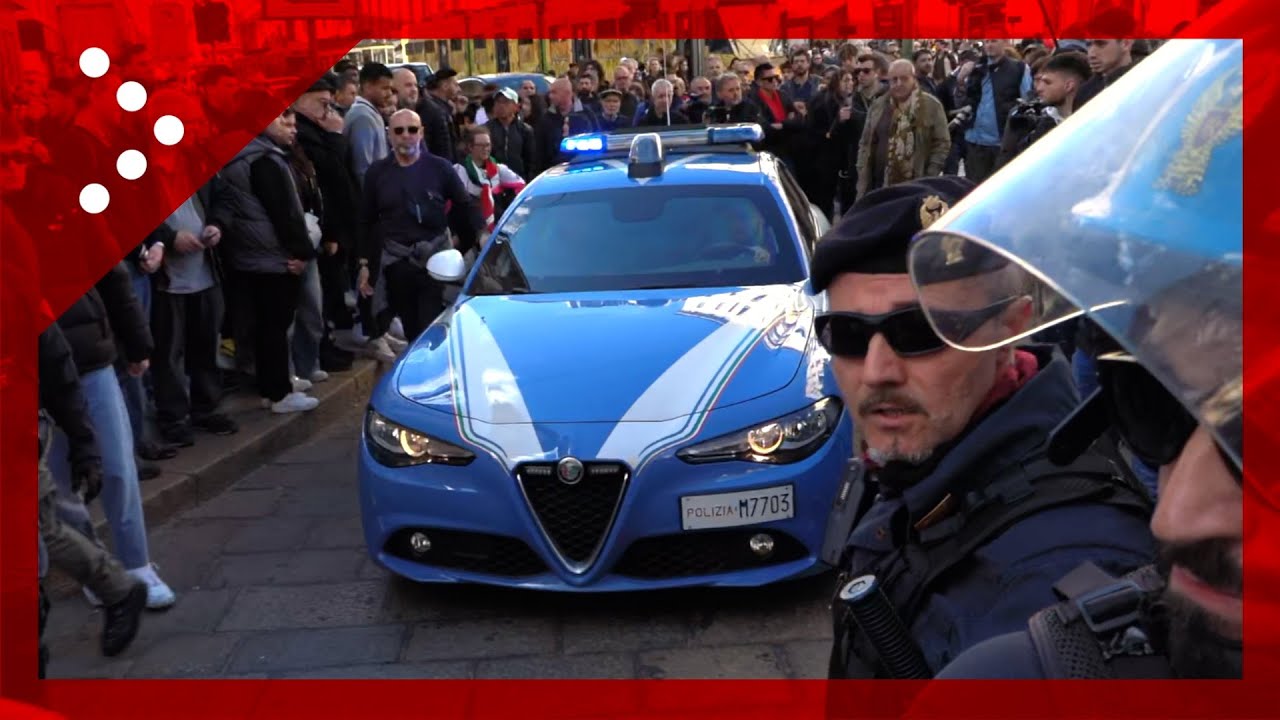 Caos in Piazza Duomo, volante polizia va via con un fermato