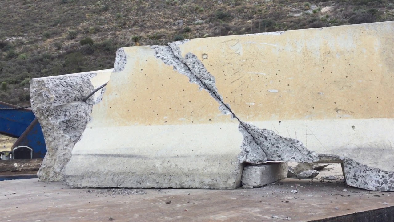 Camión se impacta contra ballenas de concreto en la carretera 57 - YouTube