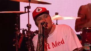 Neck Deep - December Ft. Chris Carrabba (Live Apmas)