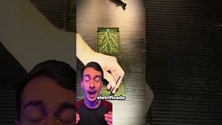 Ele prendeu um raio dentro de um vidro