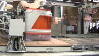 Cnc Nesting Machine Met Een Platen Magazijn En Bestickering