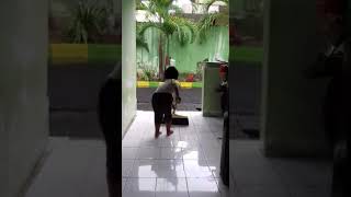 Di larang mmprkrjakan anak d bawah umur...