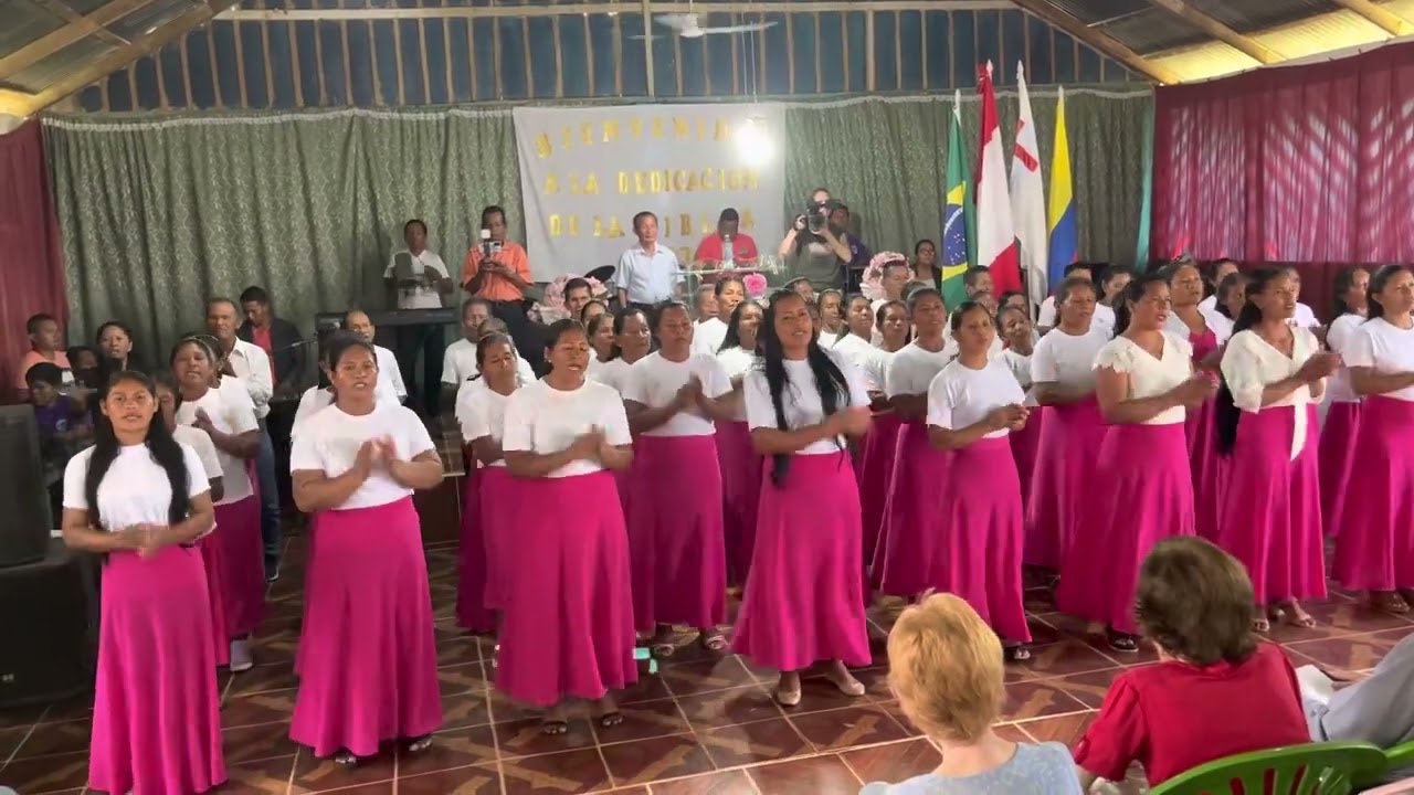 Ticunas cantando el día de la dedicación de la Biblia Ticuna