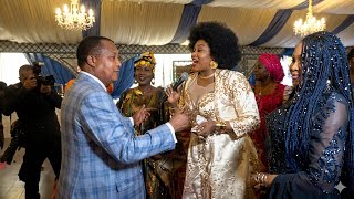 Oumou Sangare Fait Danser Le Président Denis Sassou Nguesso Au Mariage De Claudia Sassou