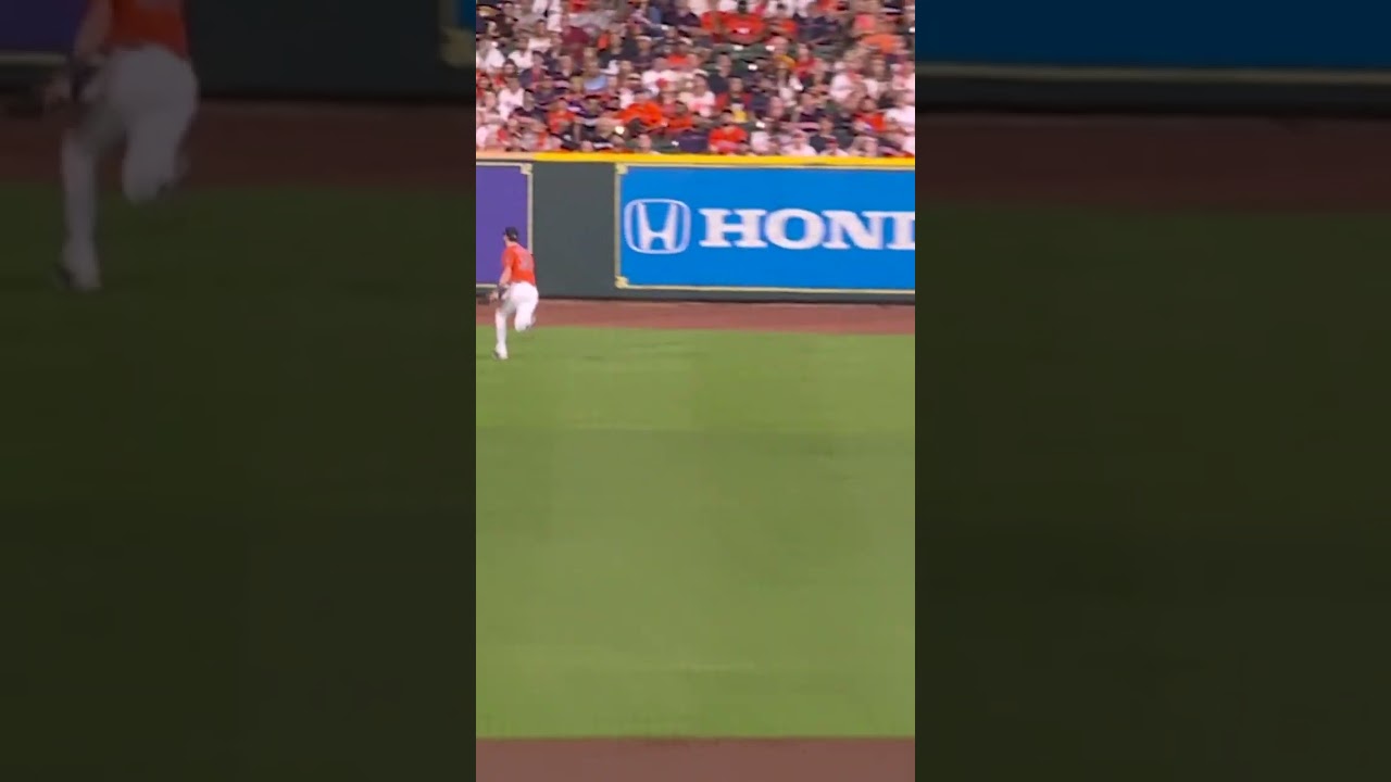 You gotta see this fan catch. 👀