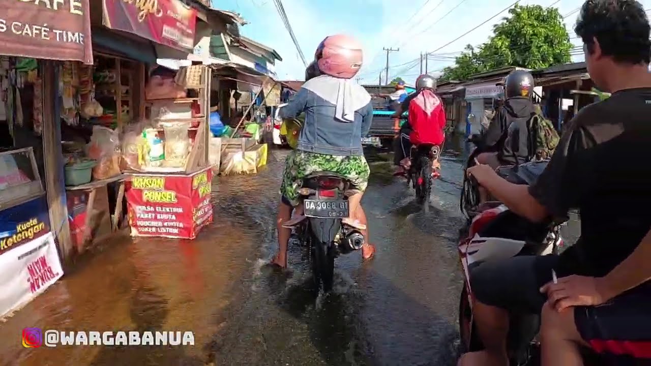 SITUASI TERKINI BANJIR DI SUNGAI LULUT BANJARMASIN MENUJU KAB. BANJAR, JALAN MARTAPURA LAMA (23/01)