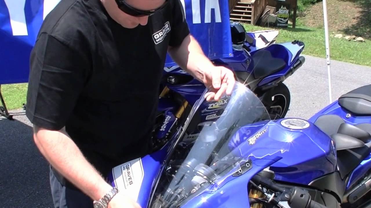 Zero Gravity Yamaha R1 Windscreen Install Video - YouTube