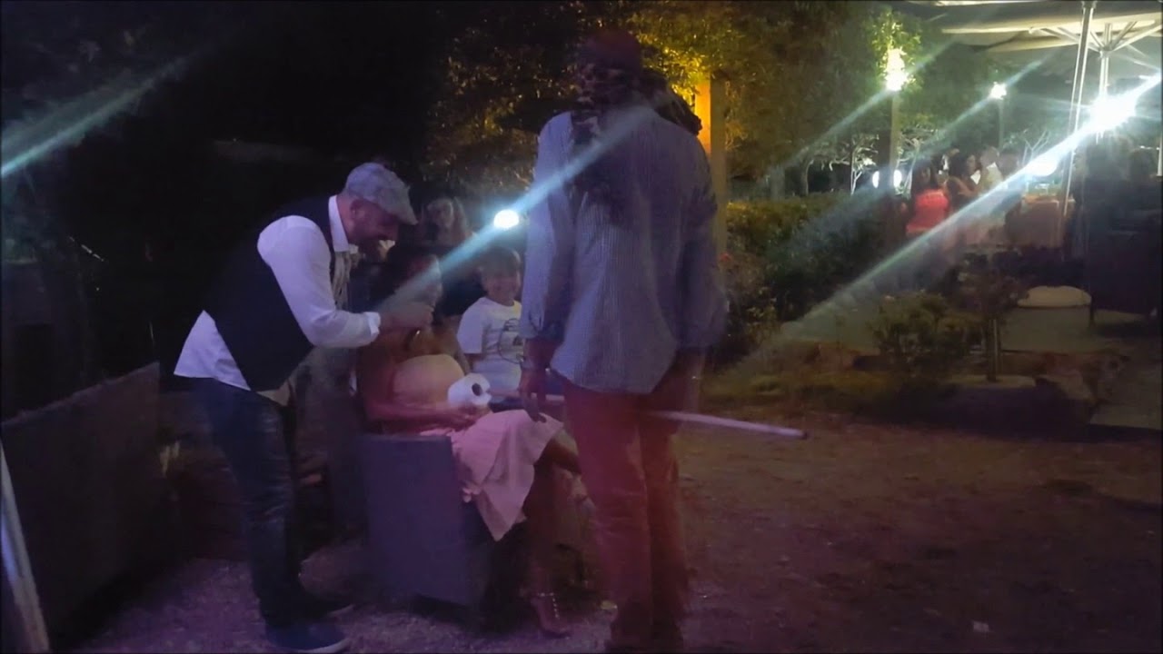 Gioco di animazione fatto con rotolo di carta igienica e mazza da scopa