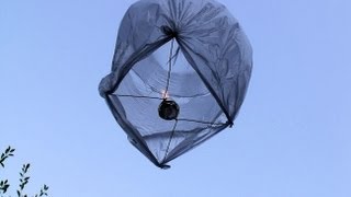 Небесный фонарик (Hot air balloon)(http://www.zabatsay.ru/ Изготовление небесного фонарика своими руками (How to build hot air balloon out of a garbage bag) Музыка: http://paskal-imc.w..., 2010-08-05T06:02:42.000Z)