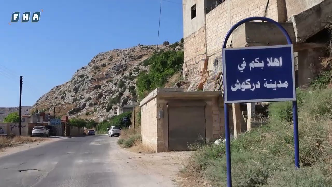 تقع مدينة دركوش بريف إدلب على ضفاف نهر العاصي وتحيط بها مناظر خلابة وسهول خصبة تُعرف بجمالها