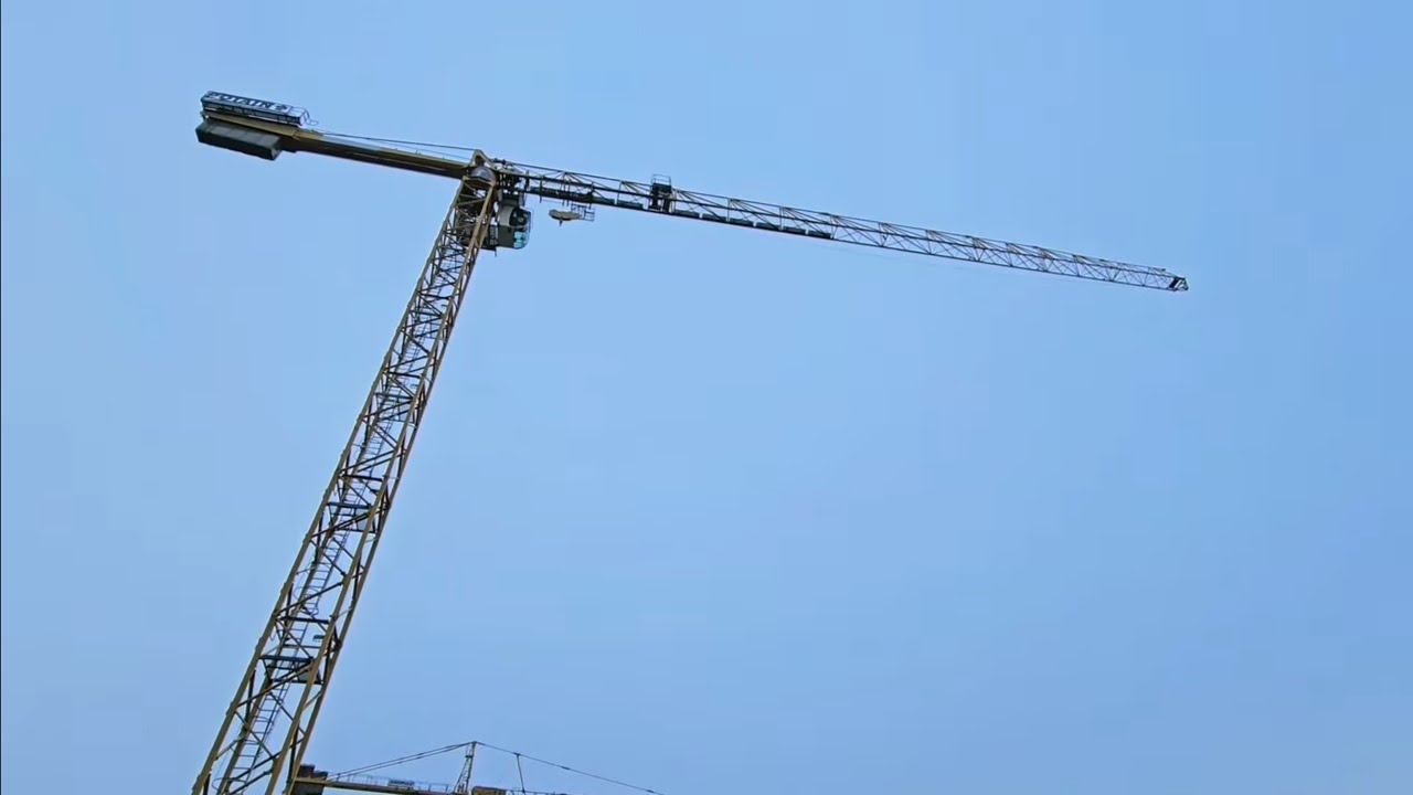 Je vous présente ma nouvelle grue et chantier #Rodez #Aveyron #grutier#nomade #vanlife #camping