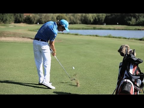 Video: Asmus Nell'immagine Di Una Bruna Che Gioca A Golf è Stato Paragonato Alla Star Di 