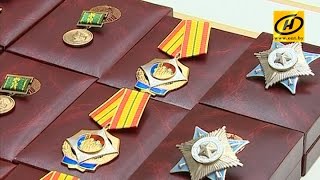 Александр Лукашенко вручил государственные награды военным, многодетным матерям, спортсменам