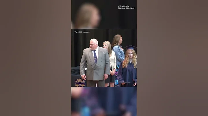 Baraboo, Wisconsin, parent pushes superintendent away from daughter during high school graduation - DayDayNews