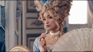 ローラがローラ・アントワネットに！貴族風衣装を披露　「GU」新CM5種類公開！