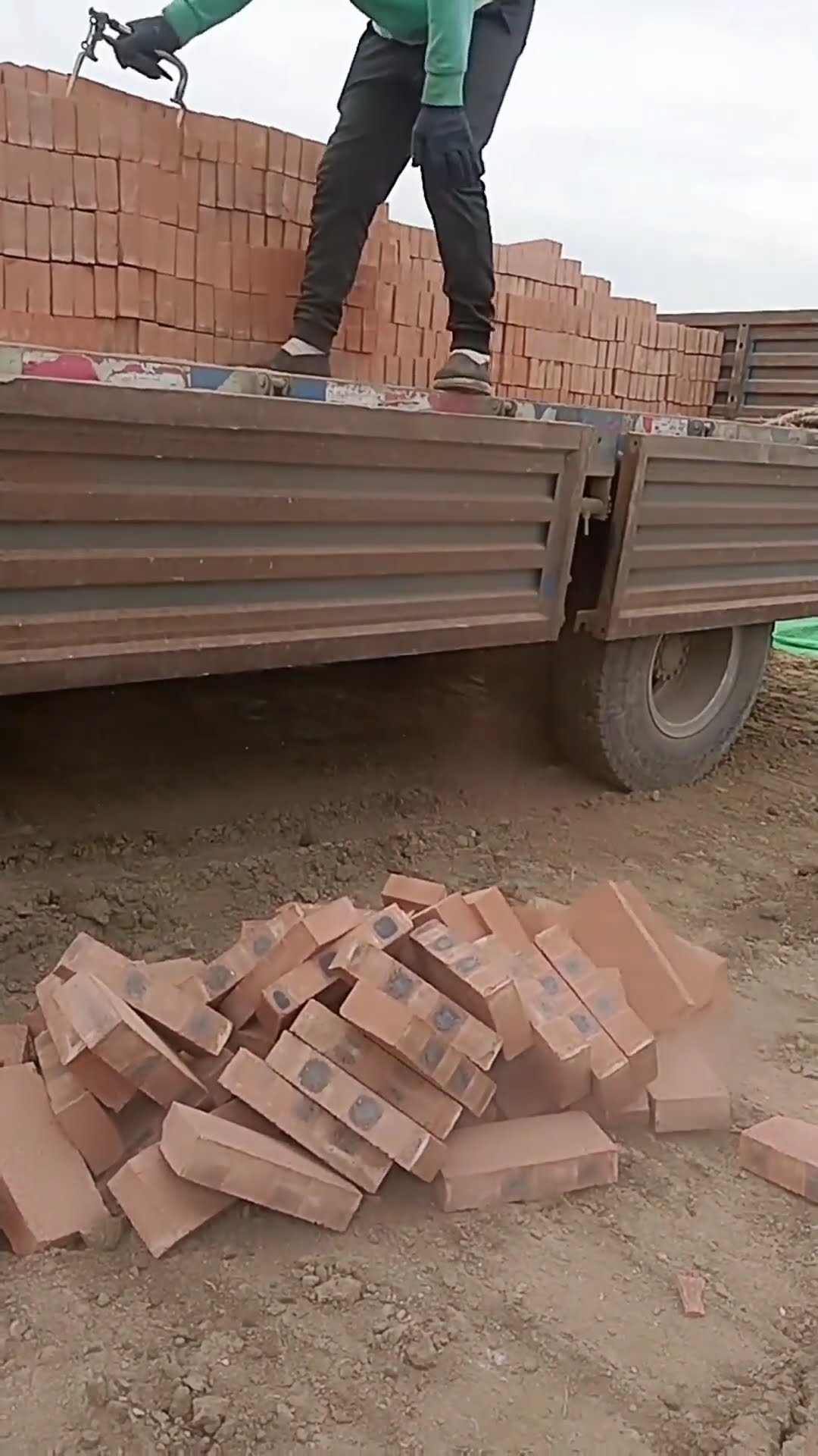 Red brick block unloading process