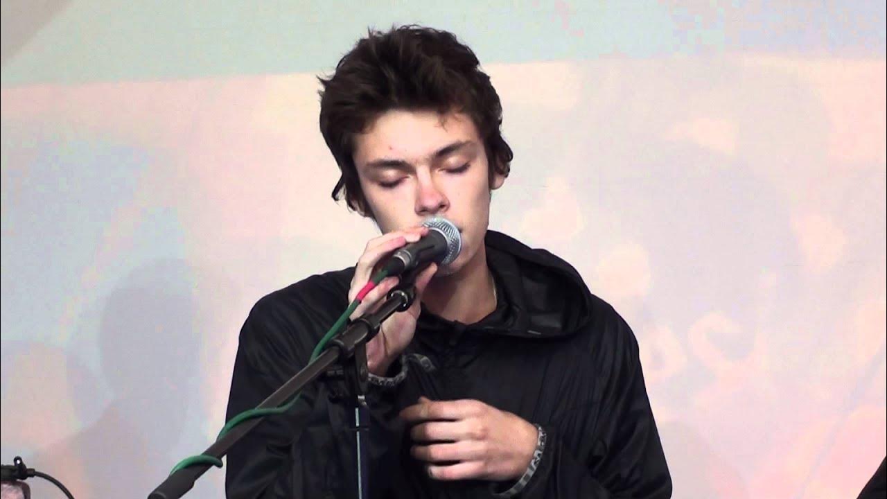 Он поет по русски. Он поет по русски. Мужчина поет. Кудрявый исполнитель. Певица которая свистит.