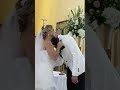 Novia le canta a su novio en el altar. Hallelujah