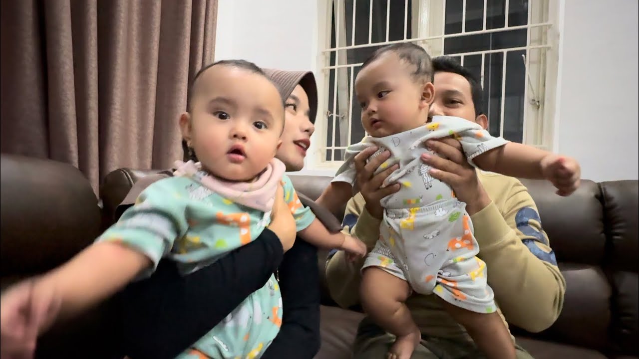 KETIKA SI KEMBAR DUDUK BARENG !!