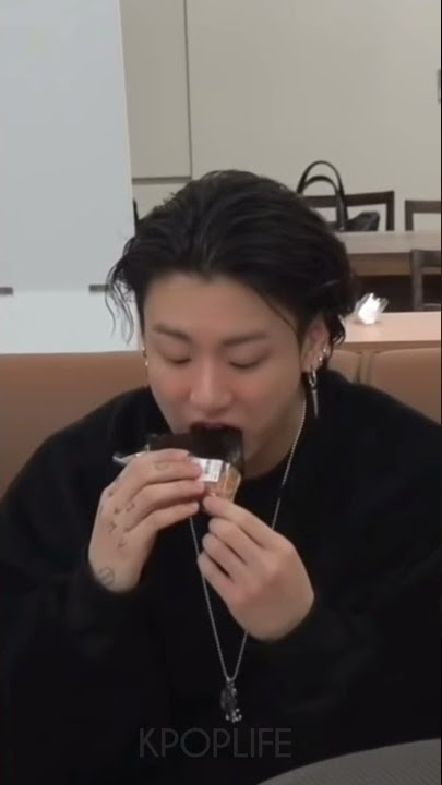Jungkook eating the whole nori sheet of the gimbap