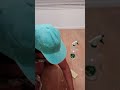 Como remover la pintura en un piso de madera.