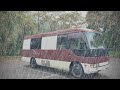大雨の車中泊｜降り続く雨が自家用バスに激しく打ち付ける