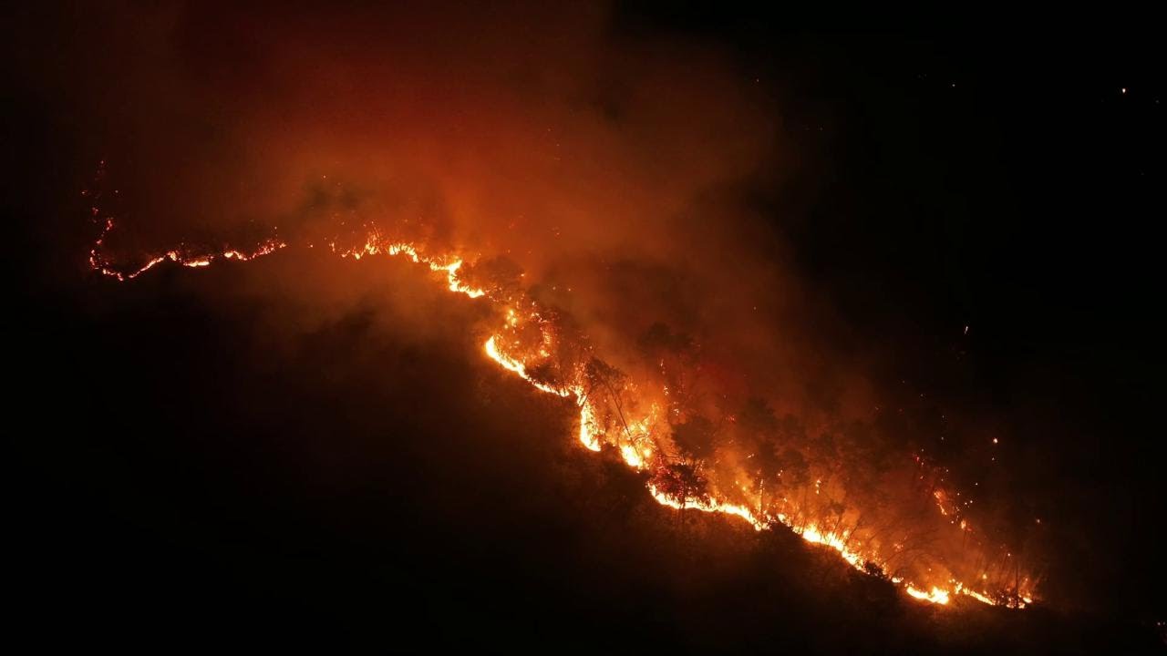 Angera, l'incendio che divora i boschi: le immagini notturne dal drone