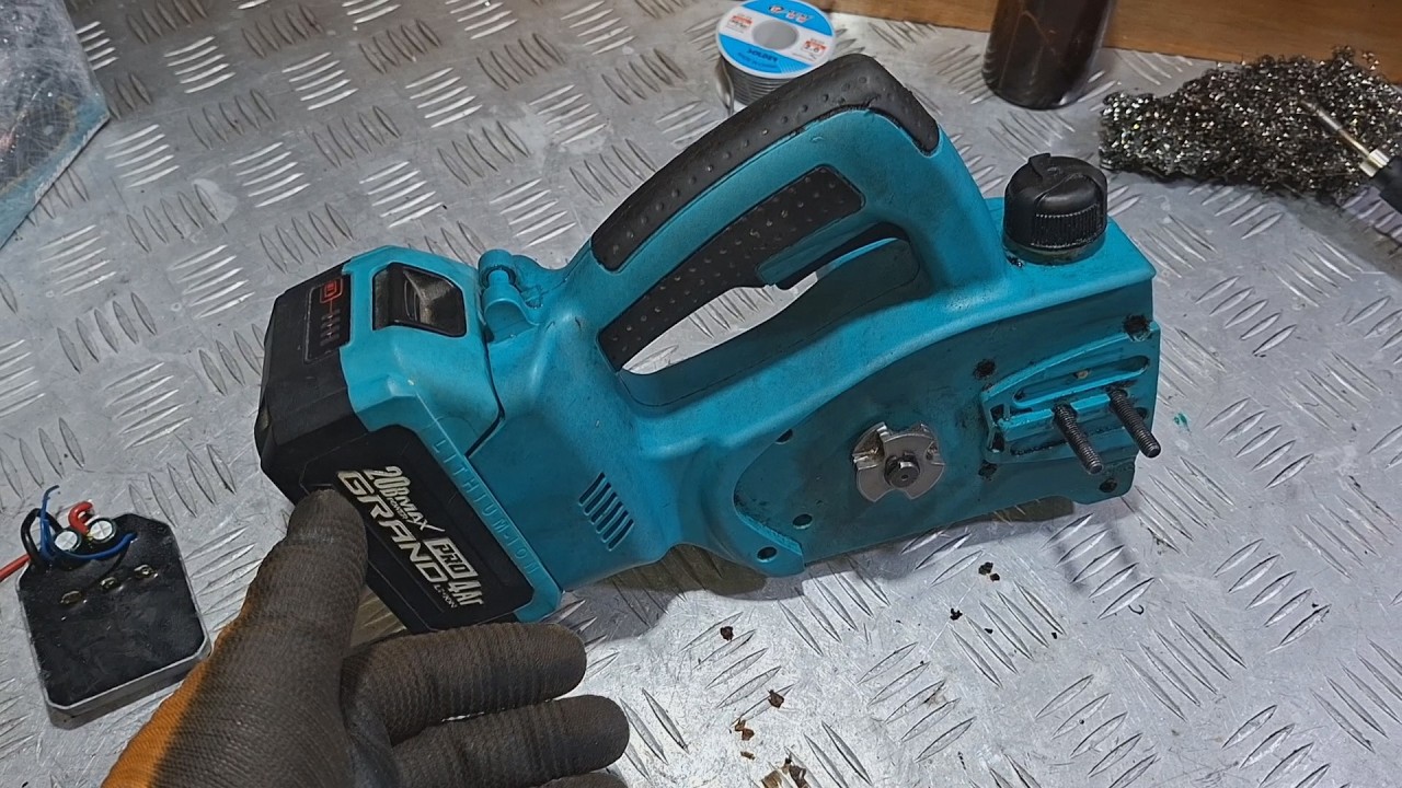 Аккумуляторная пила Grand 20В  при включении 