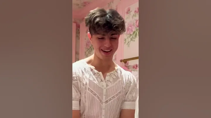 She made me try on a dress 😂 - DayDayNews