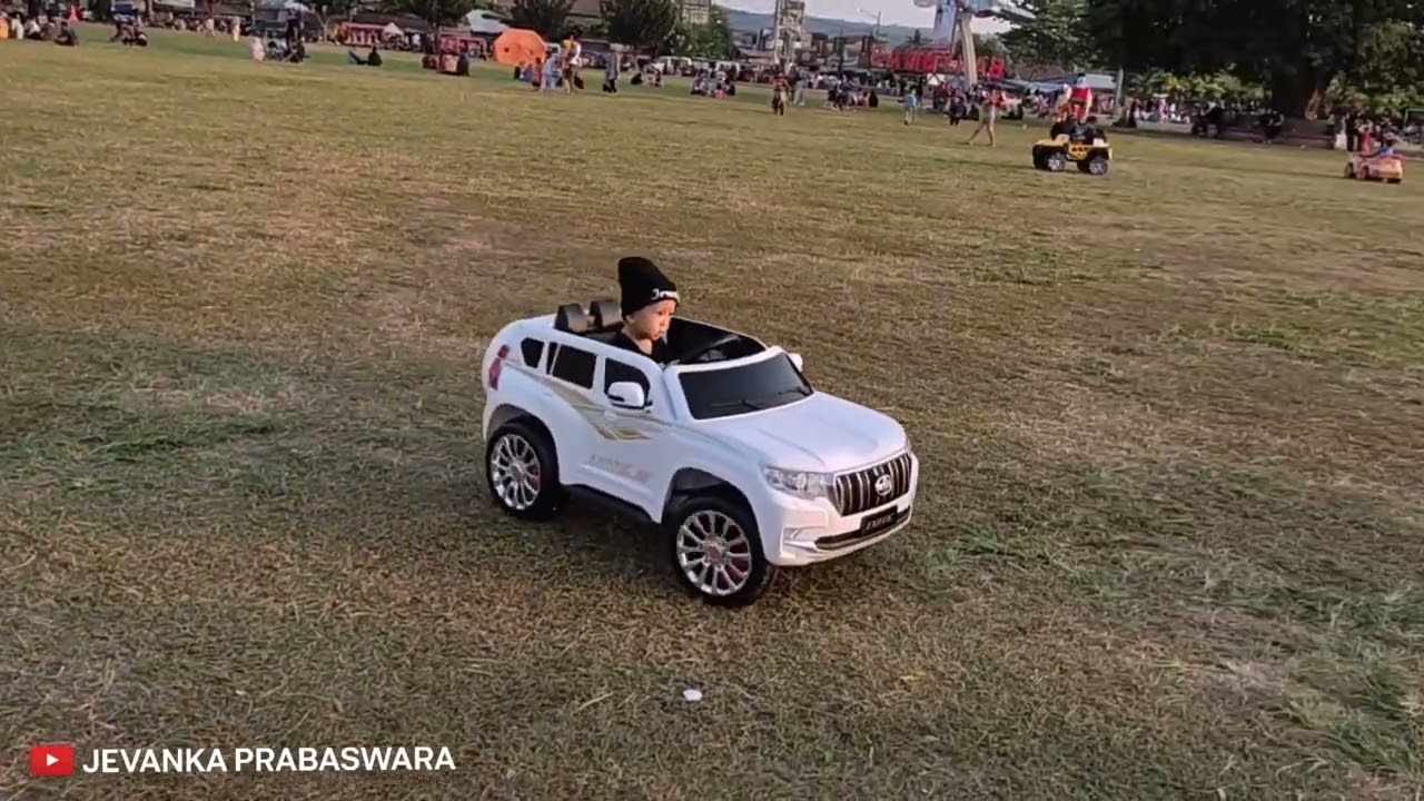 JEVANKA NAIK MOBIL MOBILAN DI ALUN ALUN BANYUMAS