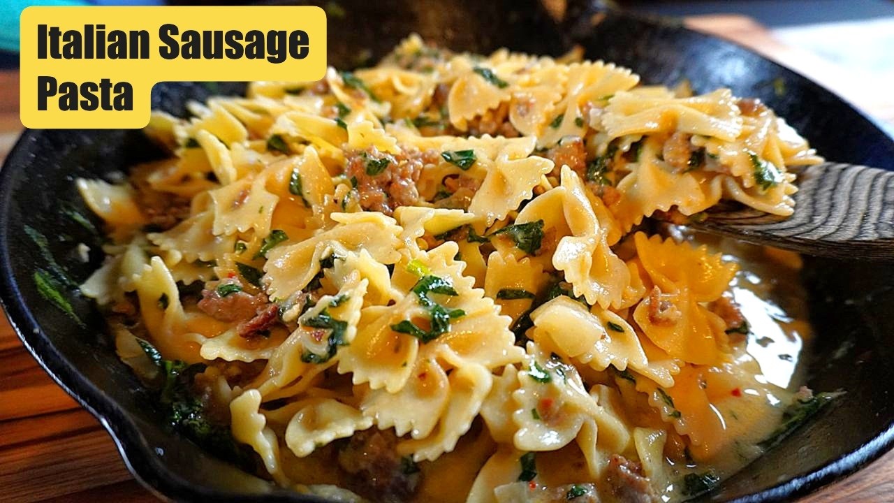 Ужин из пасты с итальянскими колбасками, приготовленной в одной сковороде!