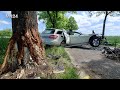 18.05.2023 - VN24 - Mercedes bricht in tausend Teile nach Unfall mit einem Baum