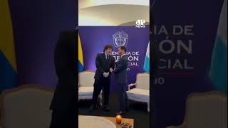 De La Espriella takes office in Colombia and gets a hug from Milei: 'Long live freedom' #Shorts