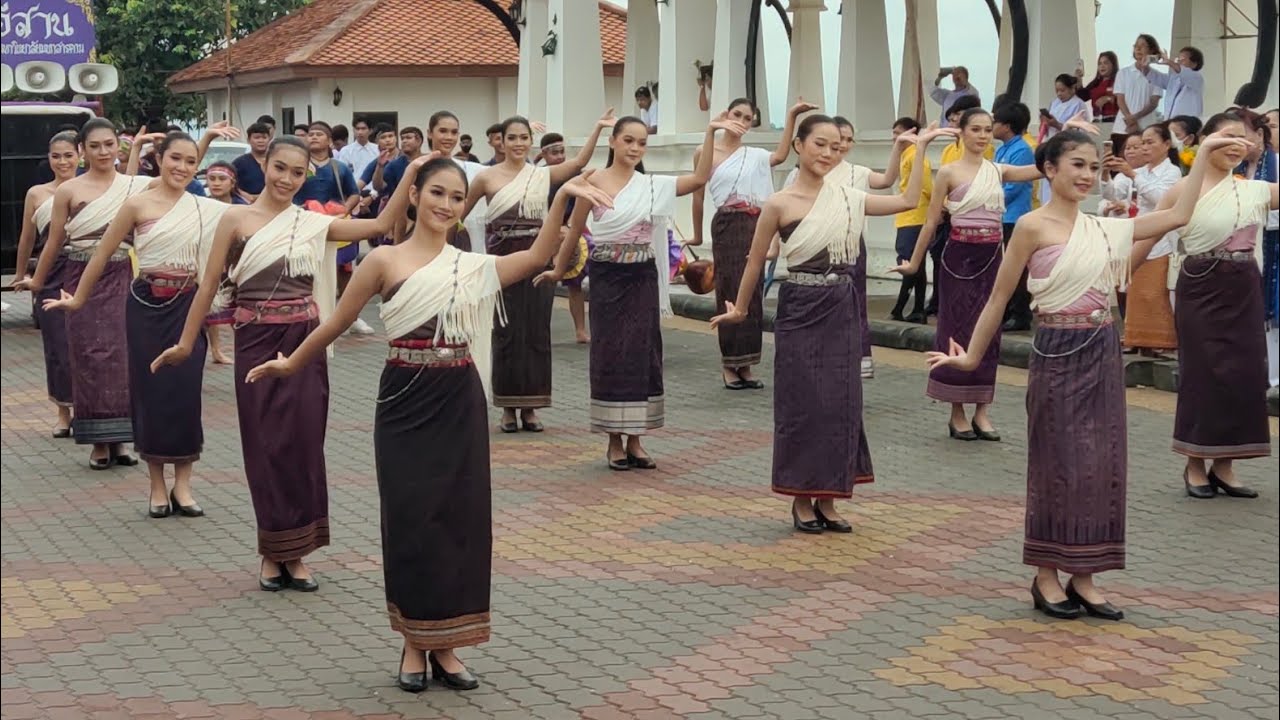ฟ้อนอีสานประกอบวงกลองยาวศิลป์อีสาน มหาวิทยาลัยมหาสารคาม | ขบวนแห่อันเชิญปลียอดพระธาตุพนมทองคำ