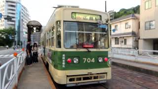 広島電鉄700形704　5号線 広島駅行き　比治山下電停到着　2025年8月6日撮影