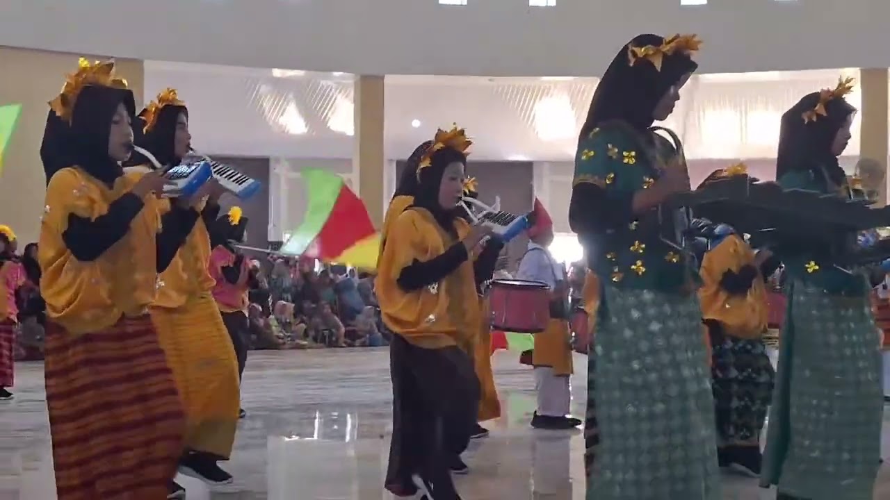 Penampilan Grup Drumband SDN 49 Rabangodu Selatan Kota Bima