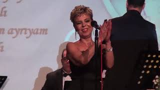 Fiziği Ve Sesi Ile Hem Sunum Hem Solist Bengü Si̇rkeci̇ Vay Sürmeli̇ Vay 